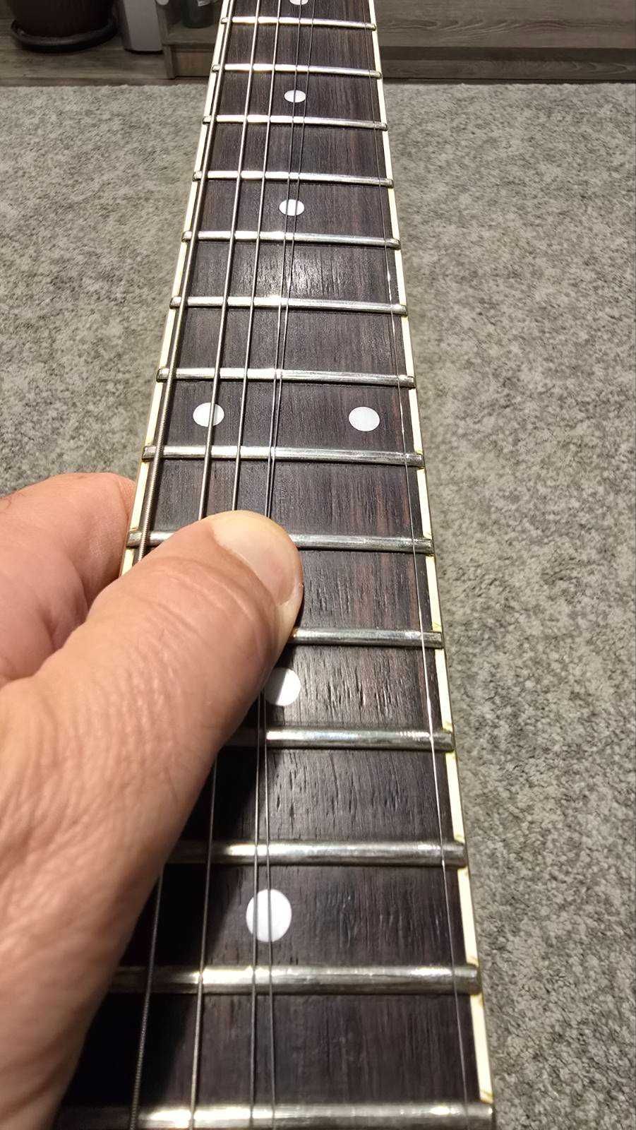 Продавам електрическа китара Ibanez RGT42
