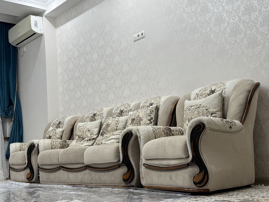 Диван с креслами.