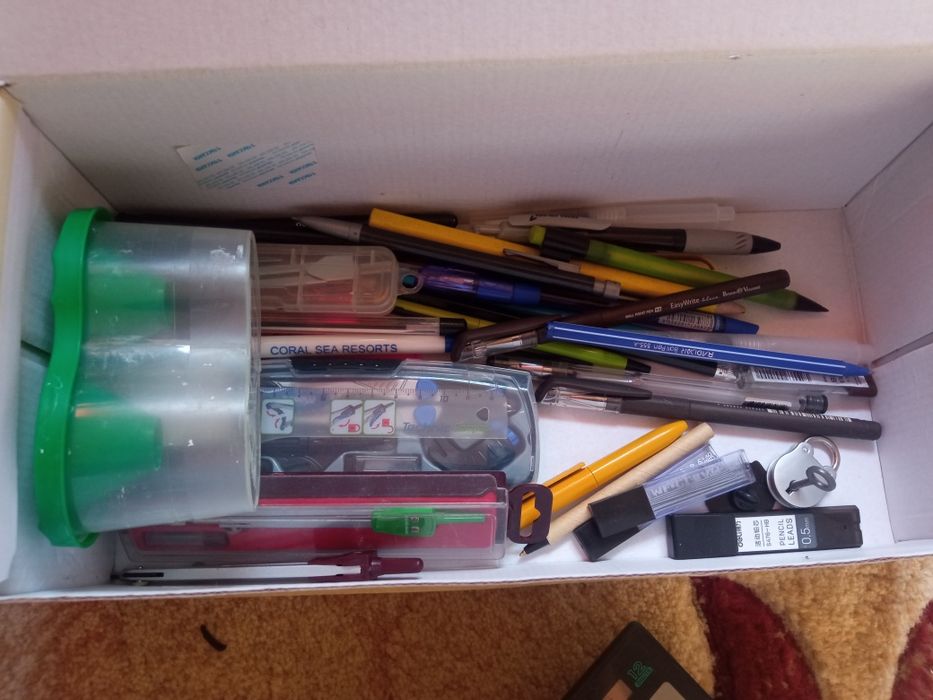 Отдам коробку с канцелярией