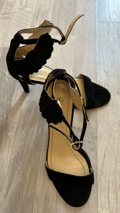 Sandale dama in stare perfecta model unicat Yvettes