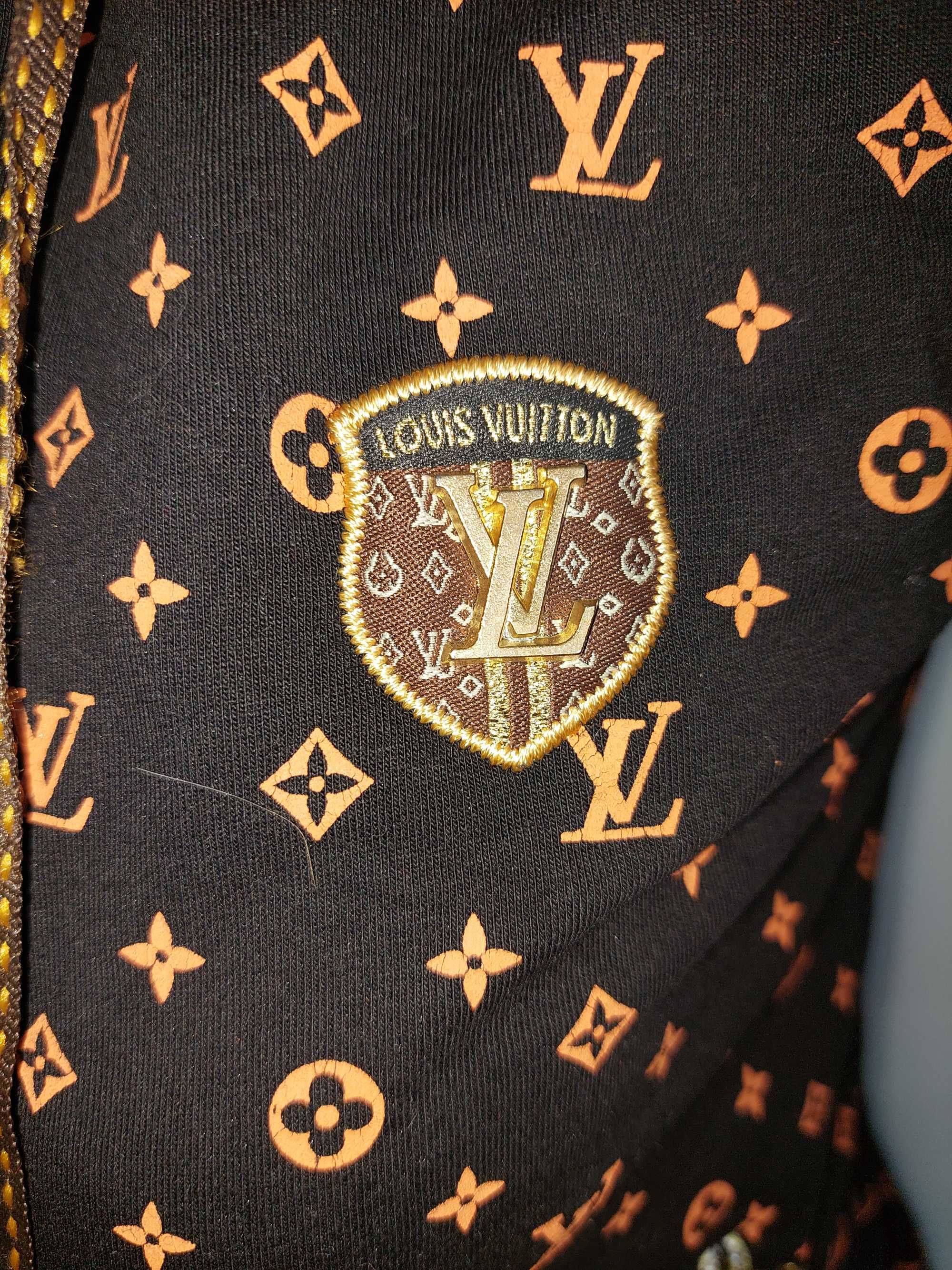 Hanorac Louis Vuitton cu emblemă metalică și fermoare cu brandul LV
