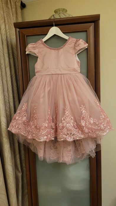 Платье нарядное новое для девочки