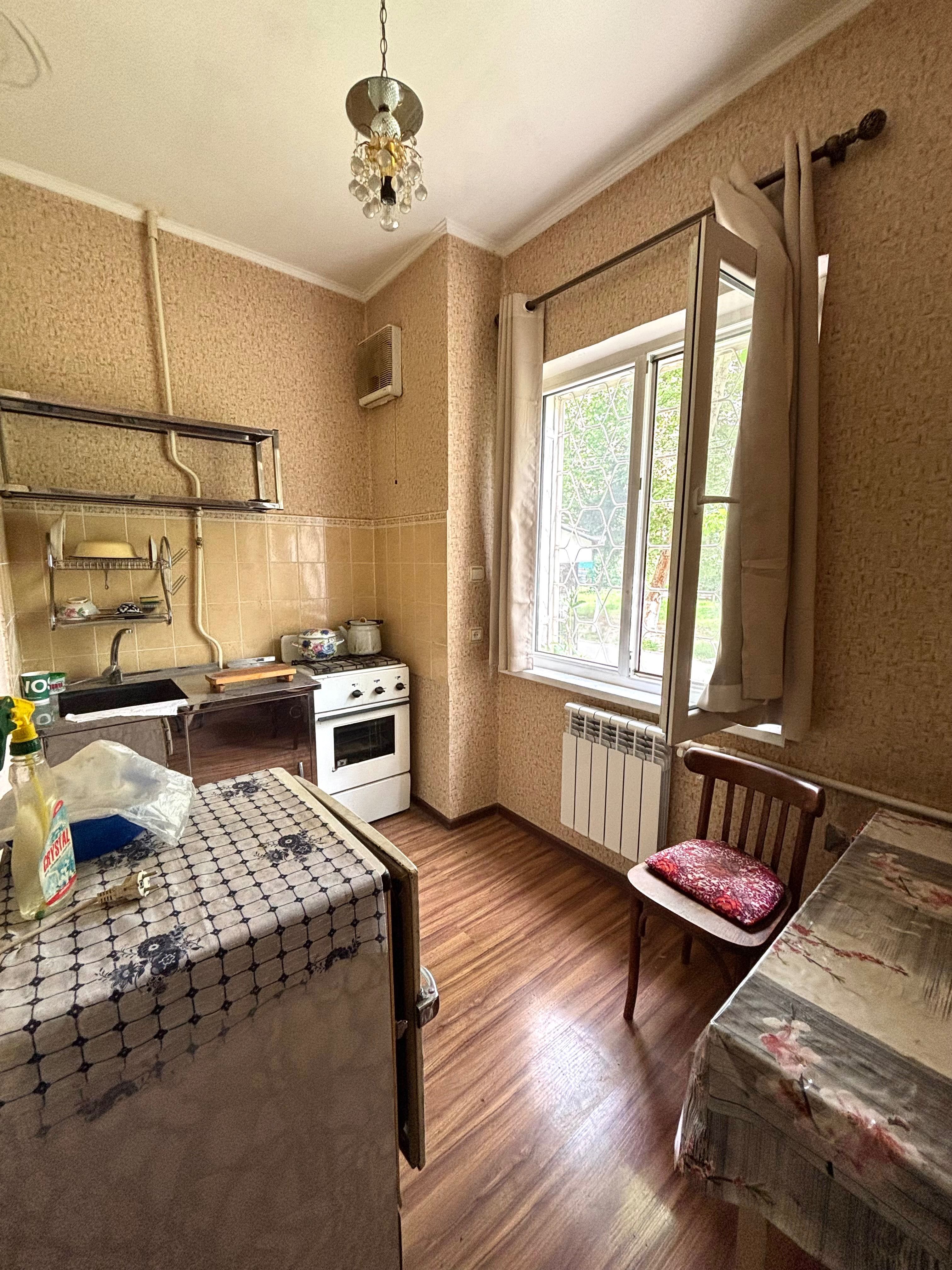 Продаю 1 комнатную квартиру. Юнусабад ,9 квартал 1 этаж .