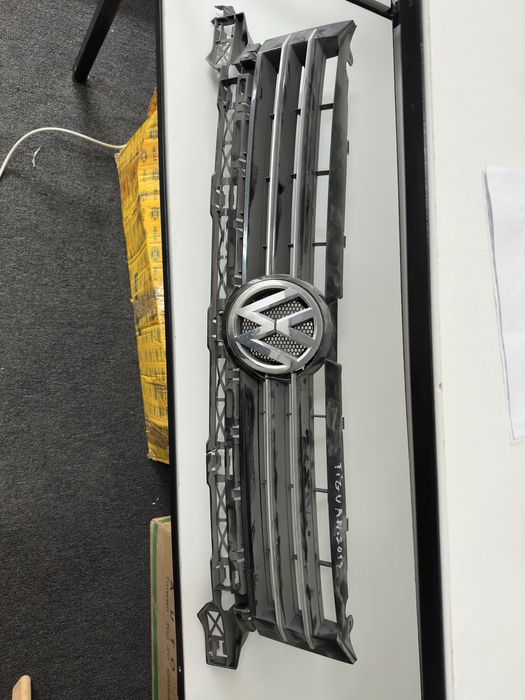 GRILĂ FAȚĂ RADIATOR cu emblemă – VW Tiguan Fl (2011–2016) – cu defect