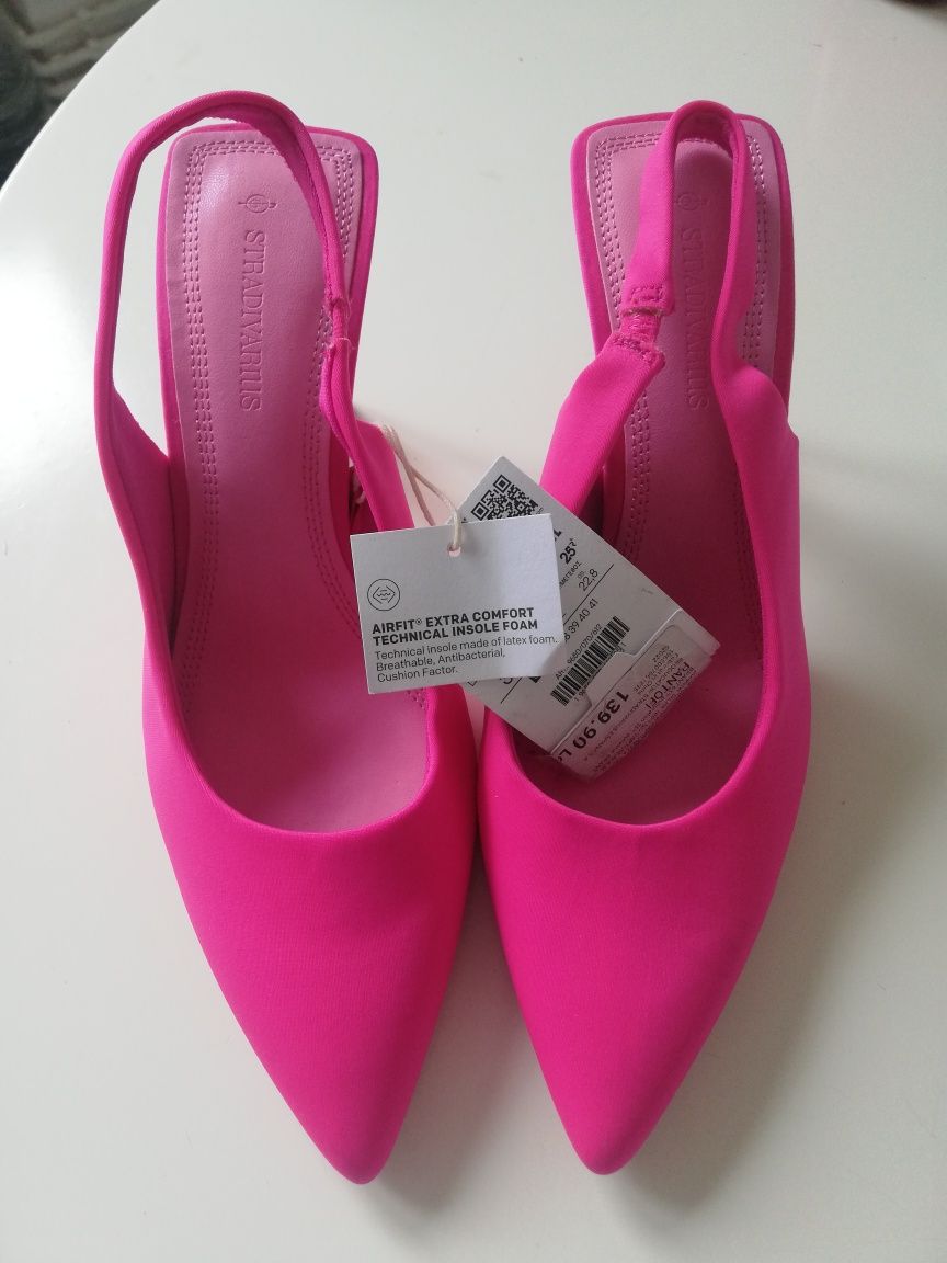Pantofi roz cu toc stradivarius