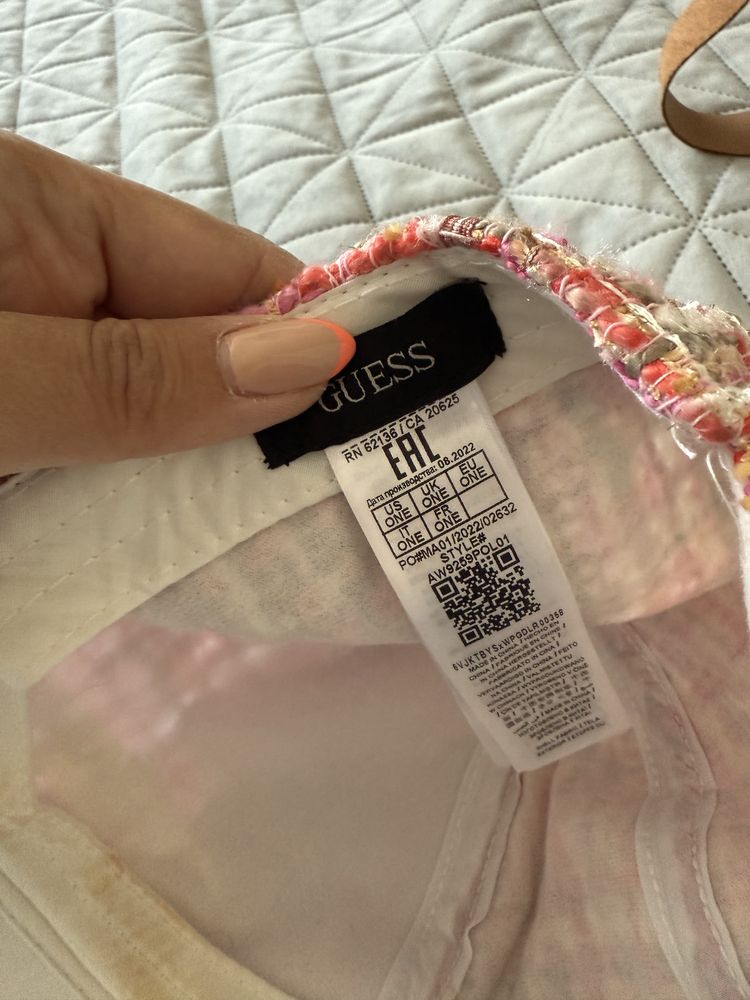 Дамска шапка Guess