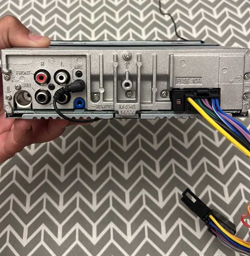 Ресийвър за кола ALPINE UTE-200BT с USB и Bluethoot