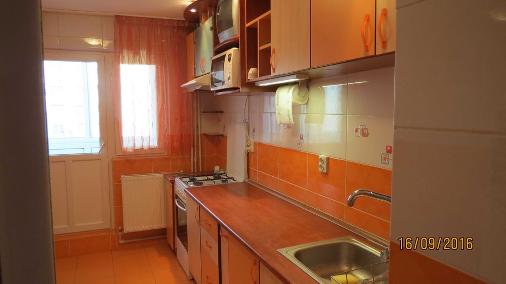 inchiriez o camera in apartament de 4 camere