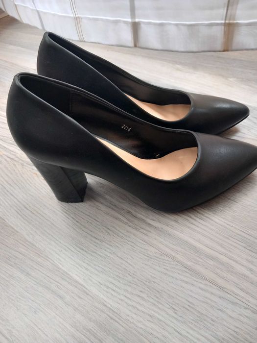 Удобни черни обувки