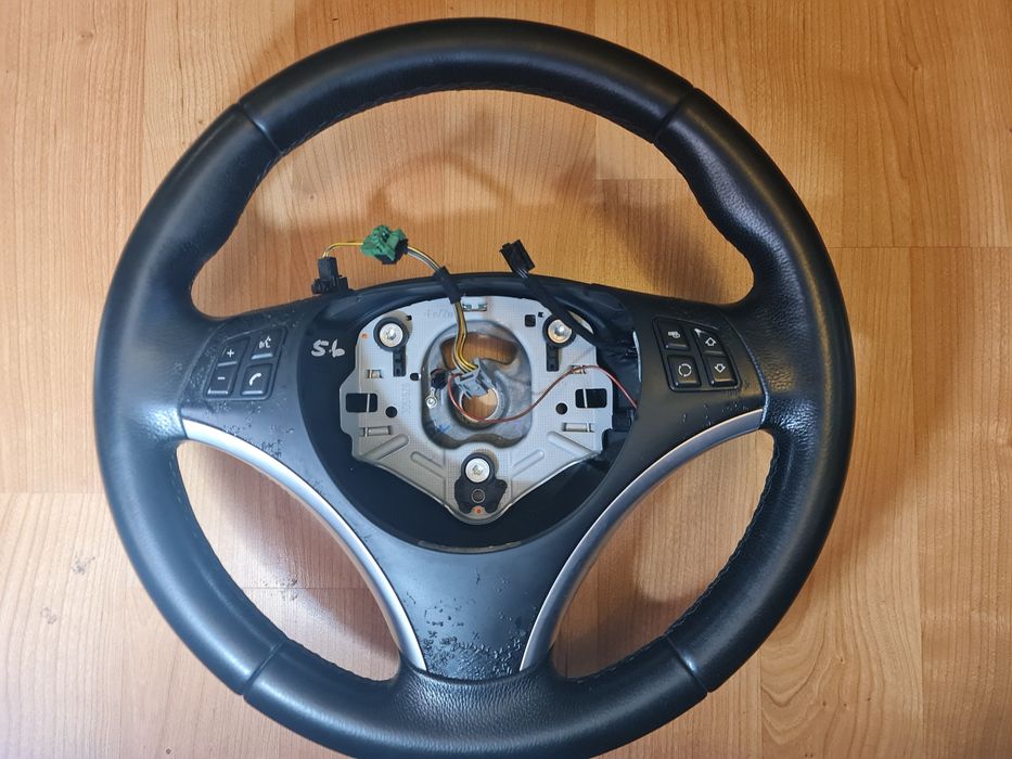 Vând volan BMW se potrivește pe mai multe modele e90 e91 e87 x1