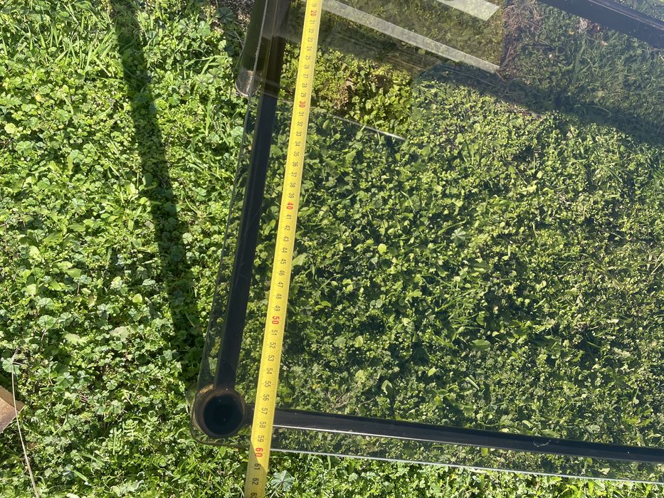 Холна маса със метални крака и стъкло