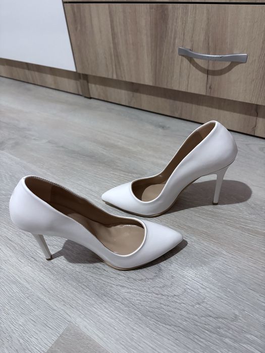 Чисто нови бели токчета 36рр