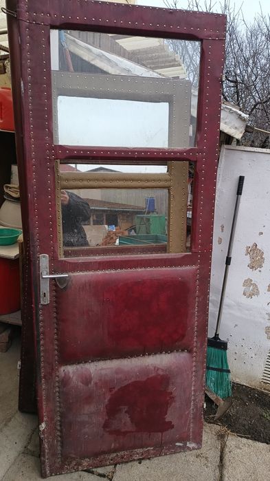 Vând 5 uși tapițate căptușite 50 lei toate !!!fără toc