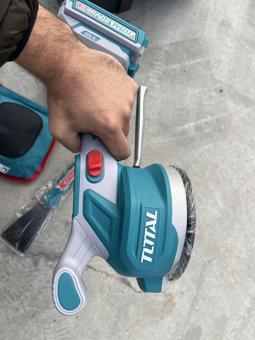 Ventuza pe acumulator pentru gresie Total pe acumulator, vibrator