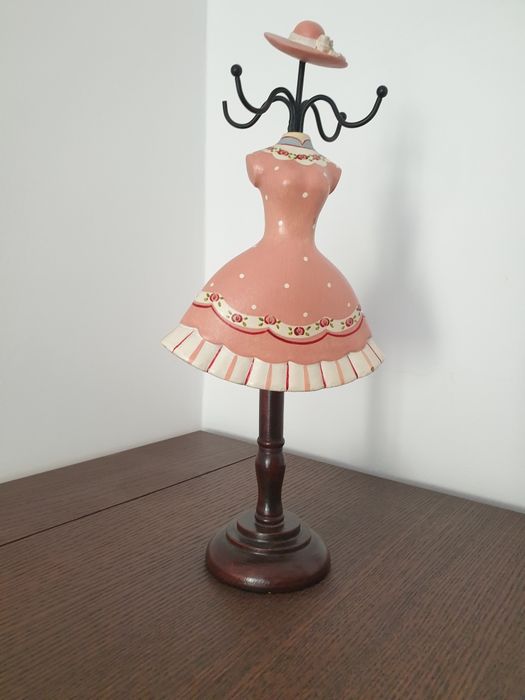 Suport din lemn pentru bijuterii