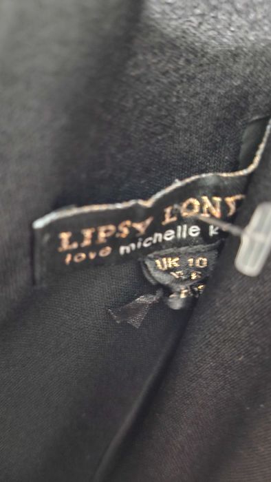 Елегантна черна рокля с цветна бродерия – LIPSY London