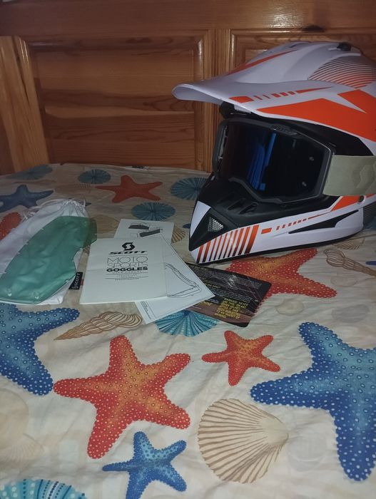 Каска за мотор чисто нова е не е носена и един път