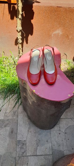 Pantof cu toc decupat la spate