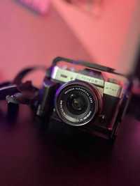 Камера fujifilm xt-30 c объективом и клеткой