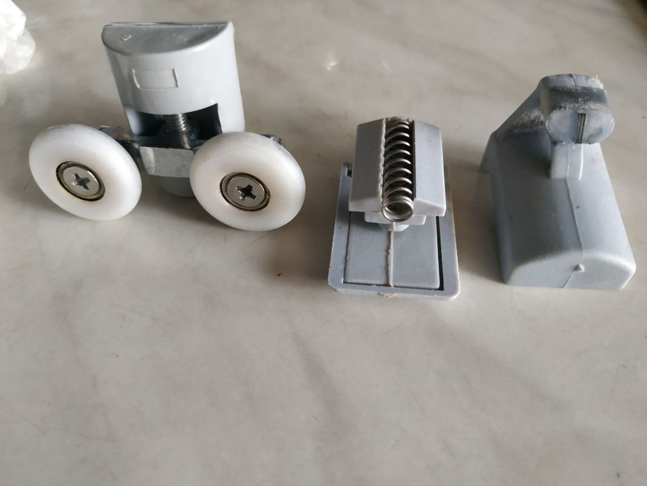 Комплект ролки и носачи за стъклена душ кабина.