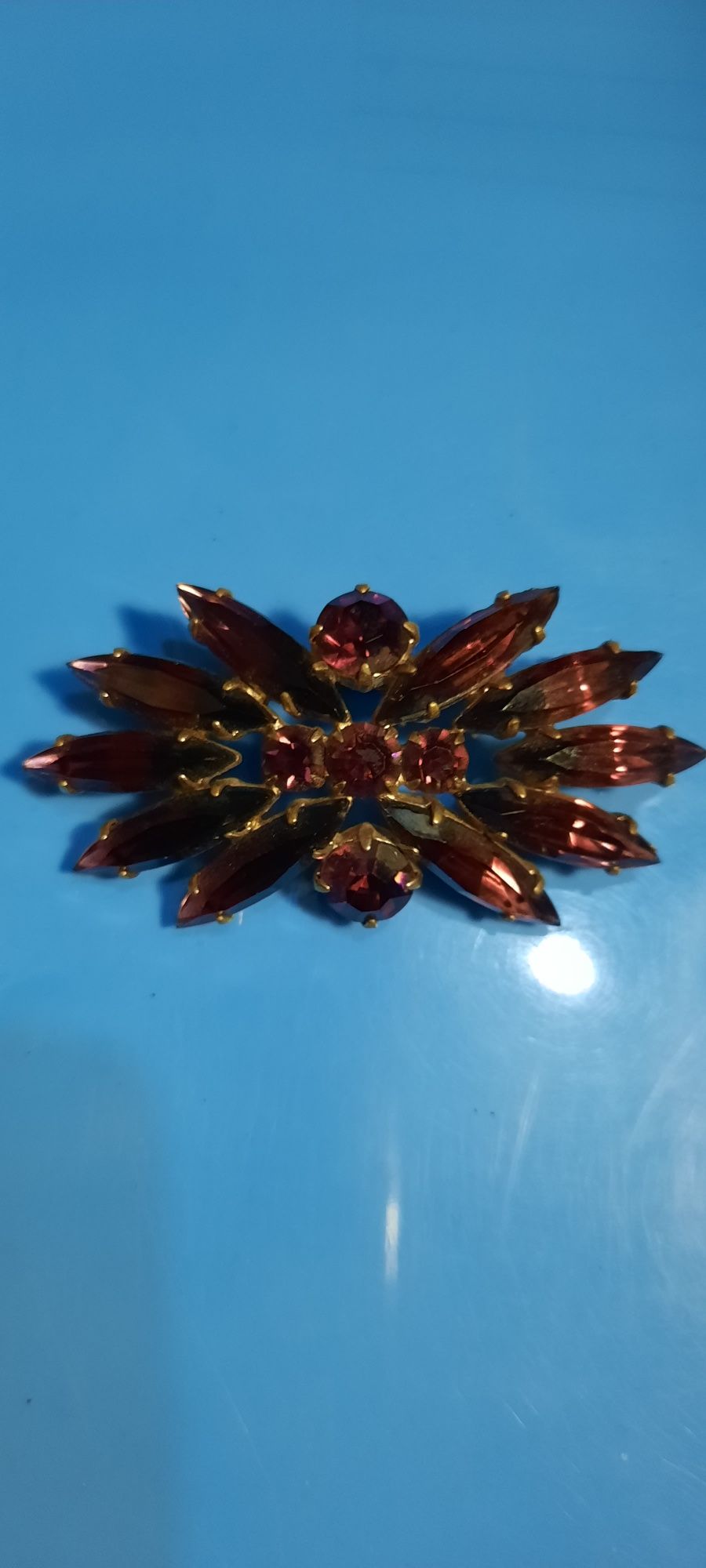Продам красивую сиреневую брошь(пр-во  Чехословакия)