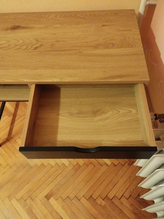 Продавам много удобно и компактно бюро