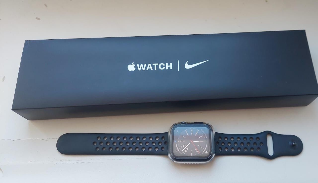 Apple Watch SE Nike ,В отличном состоянии.