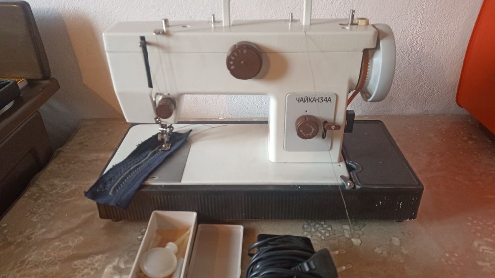 Почти новый Швейная машинка Чайка 134А прямострока зигзаг шьет 100%