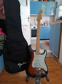 Продавам електрическа китара Fender Stratocaster SSH с калъф и колан