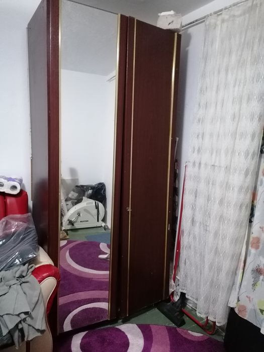 Vînd dulap cu oglinda