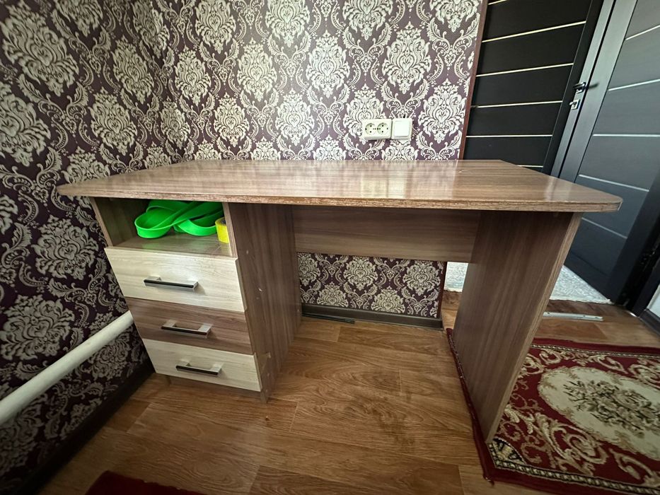 Парта в хорошем состояние