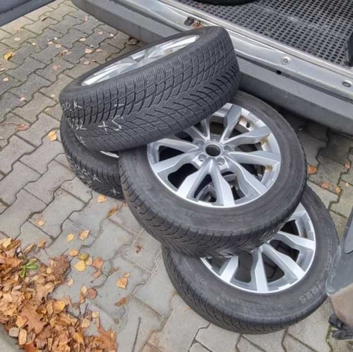 Продавам 4 броя нови алуминиеви джанти с зимни гуми 225.55.17