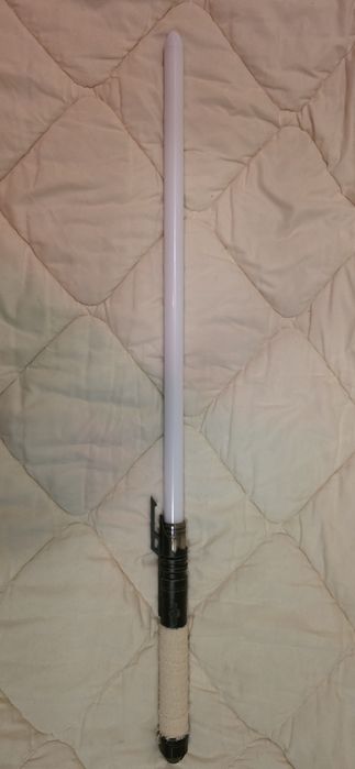 Продавам ръчно изработен лазерен меч от Междузвездни Войни