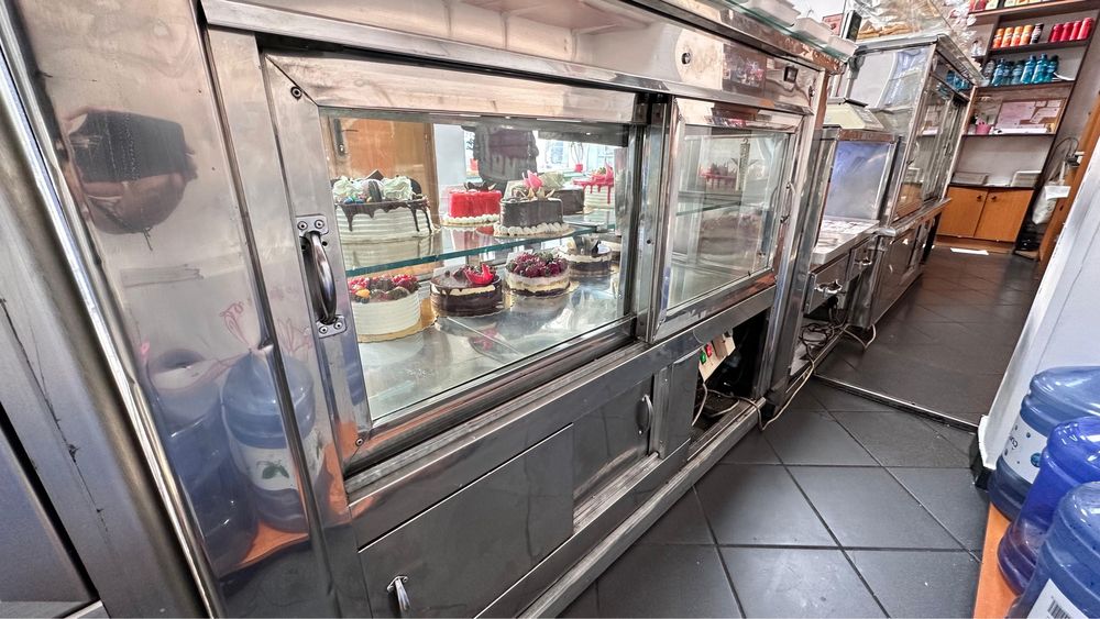 Vand Masa de inox si vitrina frigorifica