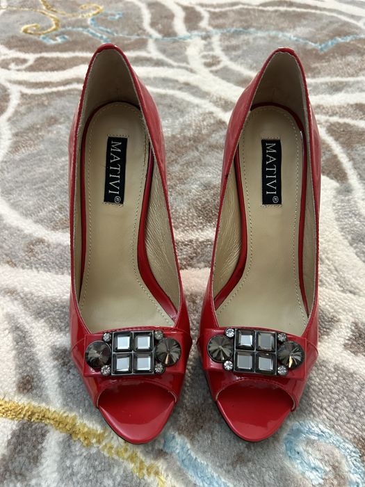 Красные лакированные туфли