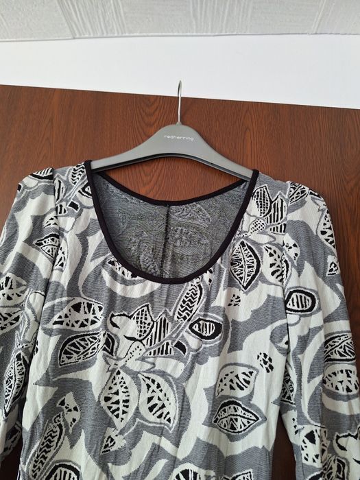 Vând rochie cu imprimeu alb cu negru