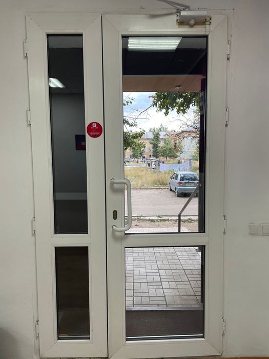 Дверь пластиковая 2х створчатая ( 90 и 30 ) б/у