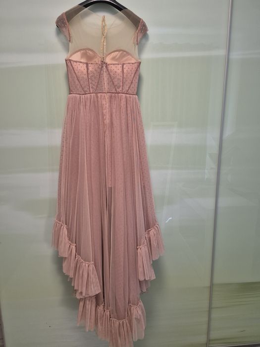 Vând rochie roz din tulle