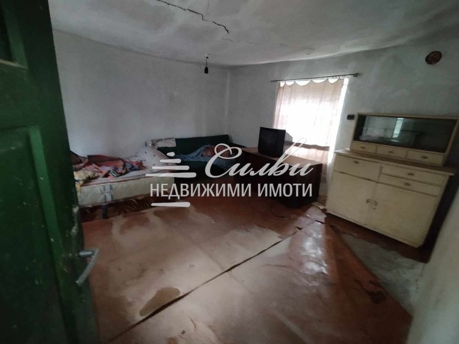 САМОСТОЯТЕЛНА къща с голям двор - село Овчарово