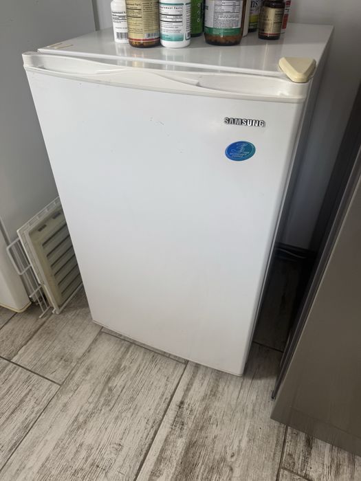 Продается маленький холодильник самсунг