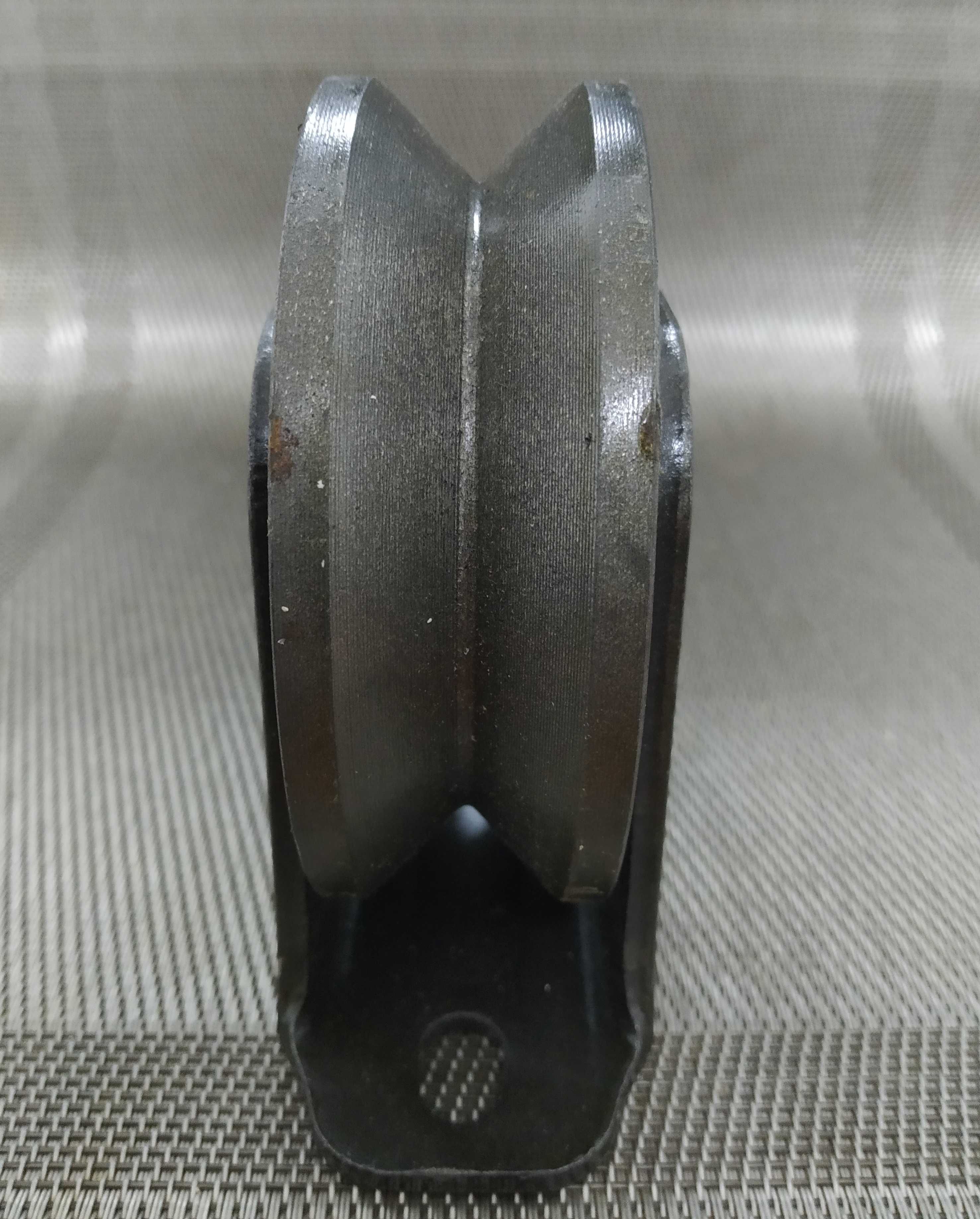 Ролик направляющий V - образный, стальной на кронштейне, 95x32 мм