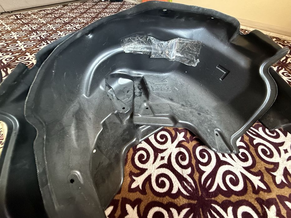 Продам подкрыльники (защита колесных арок) задние Rav4