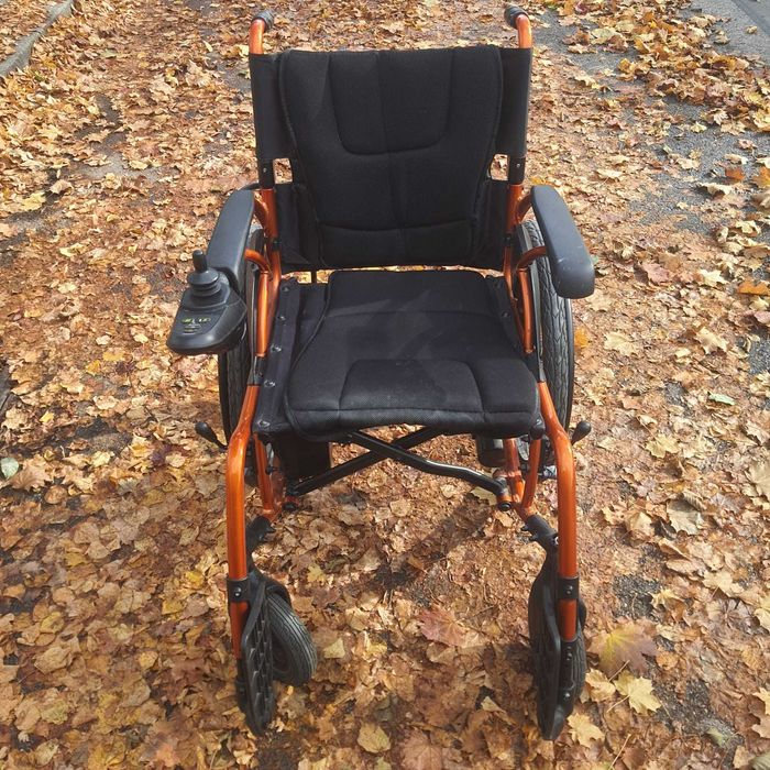 Cărucior electric pentru persoane cu dezabilităţi.