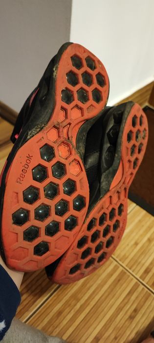 Vând adidași tip gheata Reebok măsură 38,5 interior tălpic 25 cm
