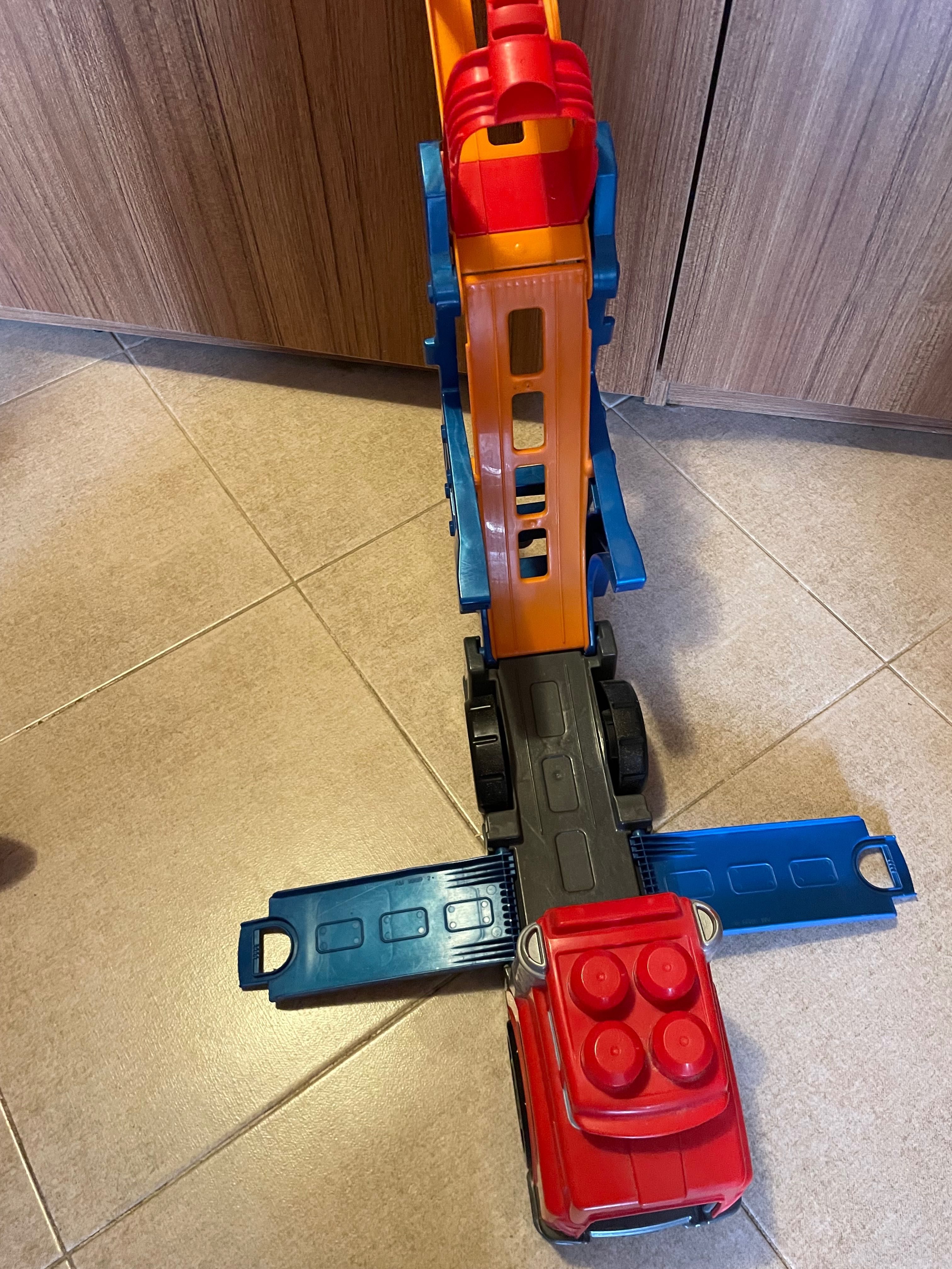 Камион писта Mega bloks, пожарна Mega bloks и конструктор Mega bloks