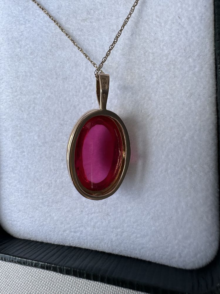 Pandantiv rusesc din aur 14 k si rubin cabochon
