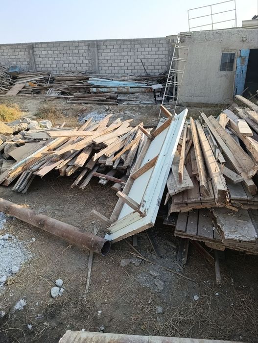 Taxta va bolorlar sotiladi