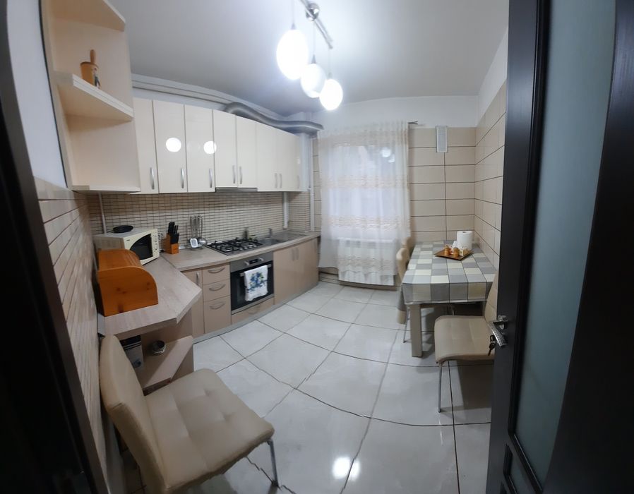 De închiriat apartament 3 camere