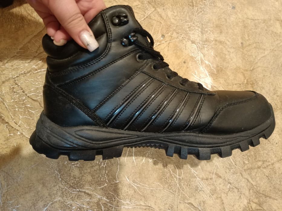 Продам мужские зимние кроссовки