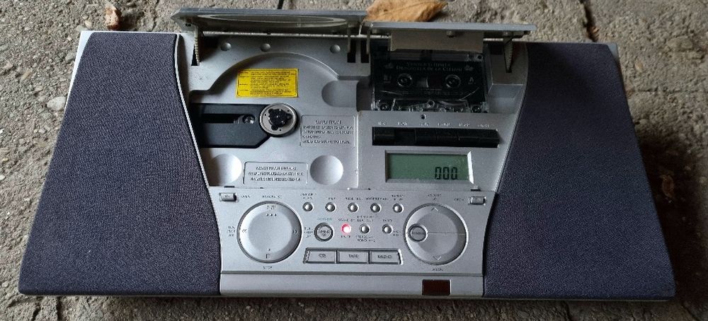 Vând mini sistem audio (radiocasetofon) marca CAT